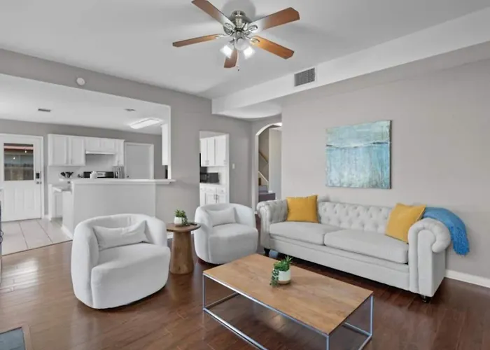 Spacious & Stylish 4 Bedroom House Round Rock