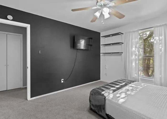 Spacious & Stylish 4 Bedroom House Round Rock