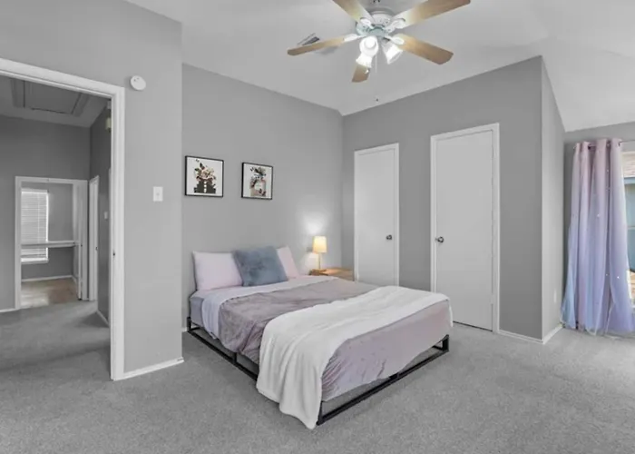 Spacious & Stylish 4 Bedroom House Round Rock
