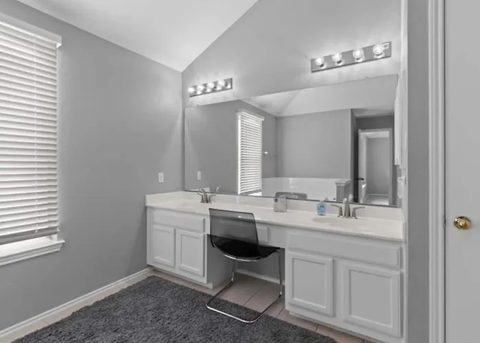 Spacious & Stylish 4 Bedroom House *