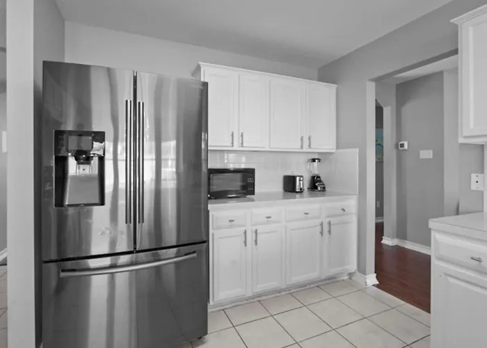 Spacious & Stylish 4 Bedroom House Round Rock