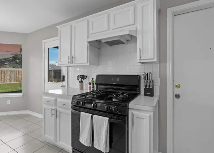 Spacious & Stylish 4 Bedroom House Holiday home Round Rock