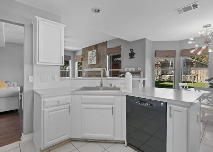Spacious & Stylish 4 Bedroom House Holiday home