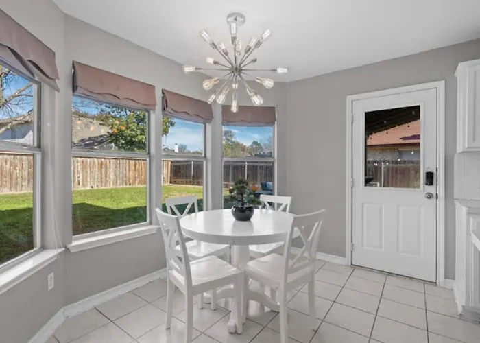 Holiday home Spacious & Stylish 4 Bedroom House Round Rock