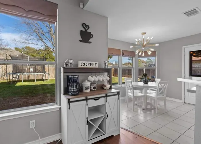Spacious & Stylish 4 Bedroom House Holiday home