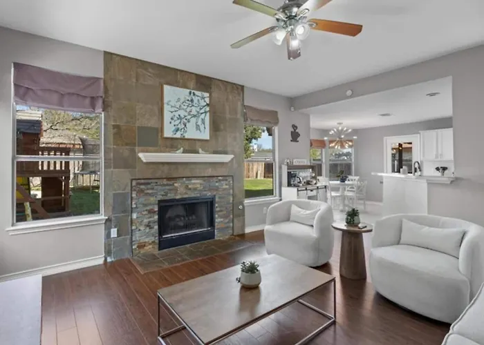 Spacious & Stylish 4 Bedroom House * Round Rock