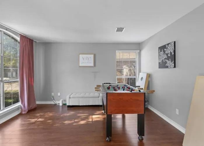 Spacious & Stylish 4 Bedroom House Round Rock