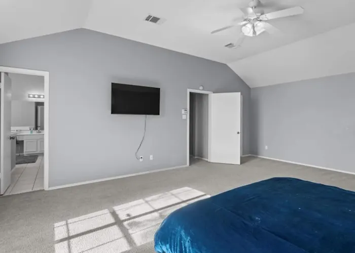 Spacious & Stylish 4 Bedroom House Round Rock