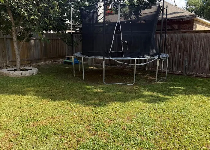 Spacious & Stylish 4 Bedroom House Holiday home Round Rock